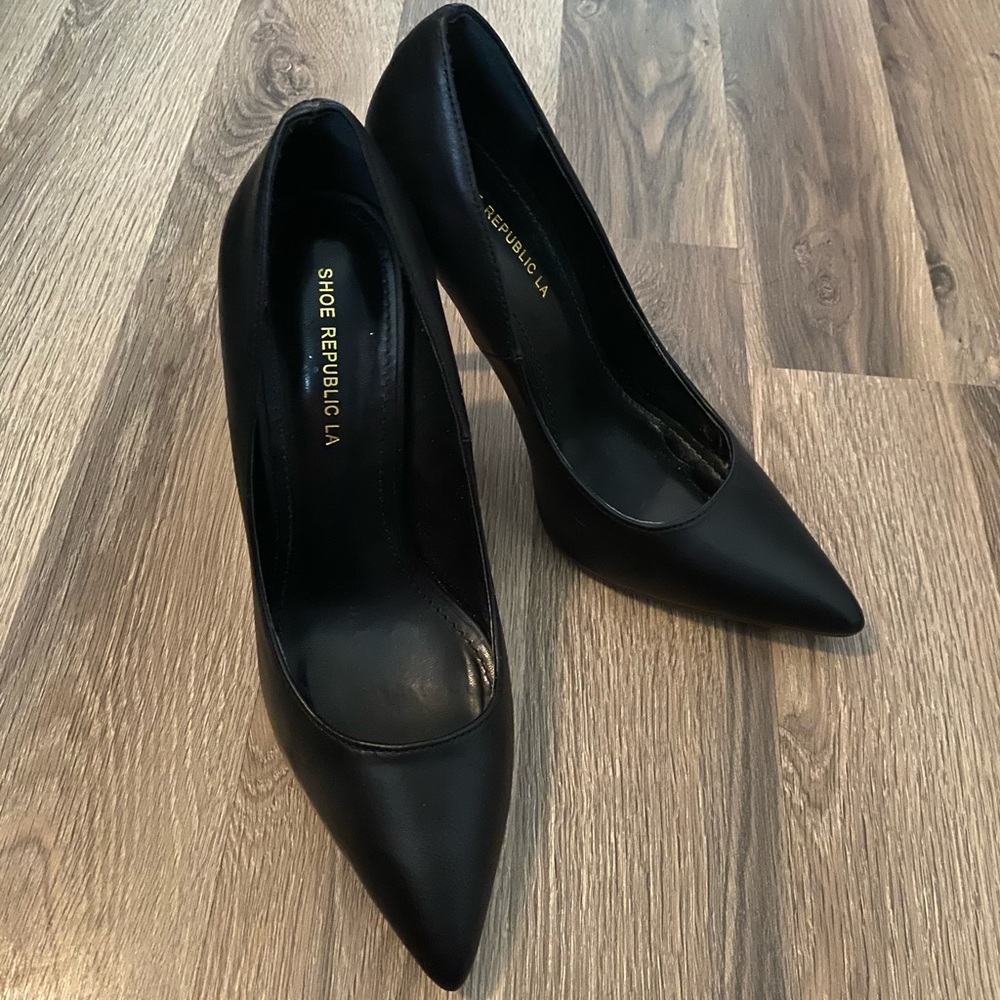 Black pointy toe stiletto heels In EUC